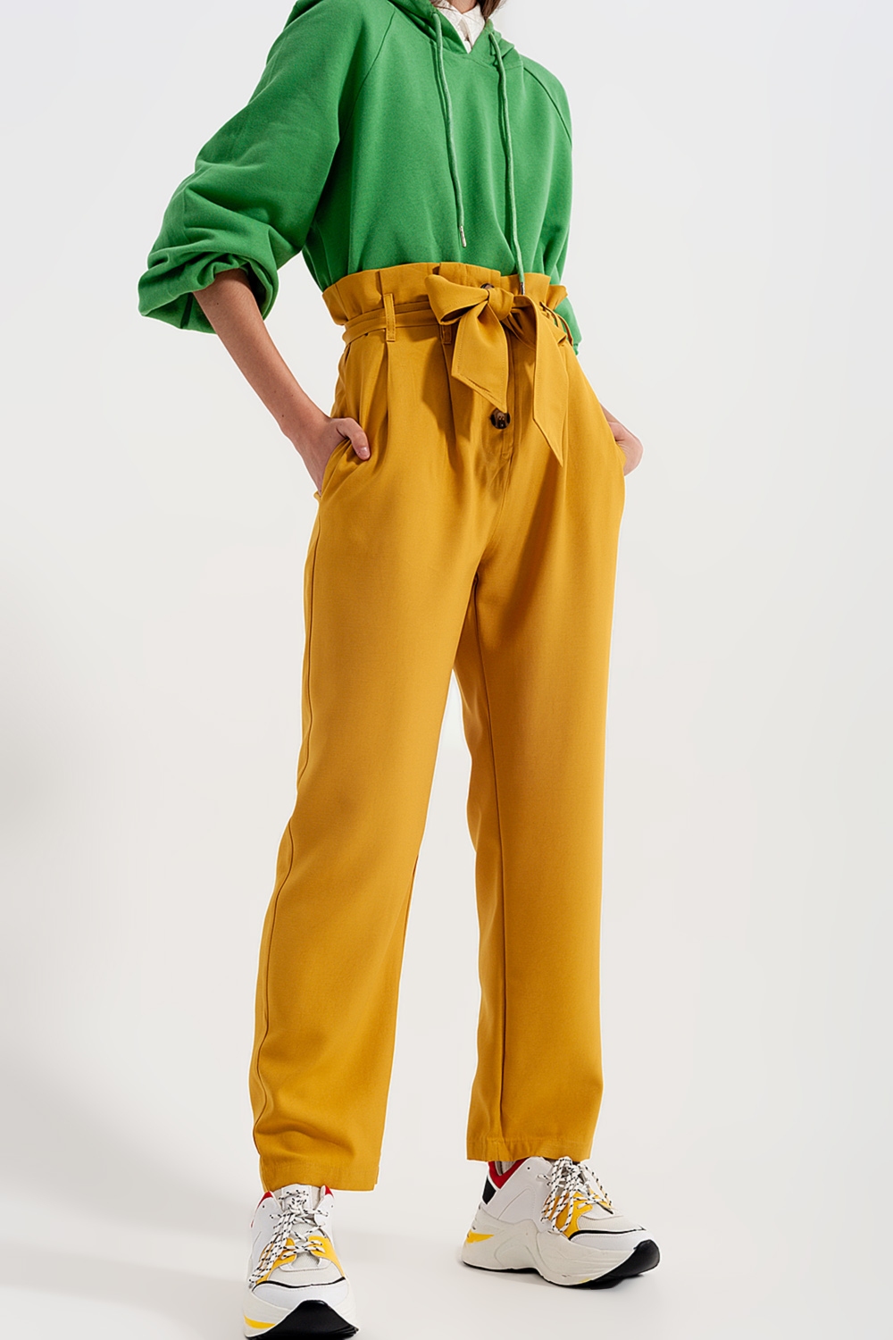 Pantalones paperbag con cinturón y tiro alto en amarillo Pantalones paperbag con cinturón y tiro alto en amarillo