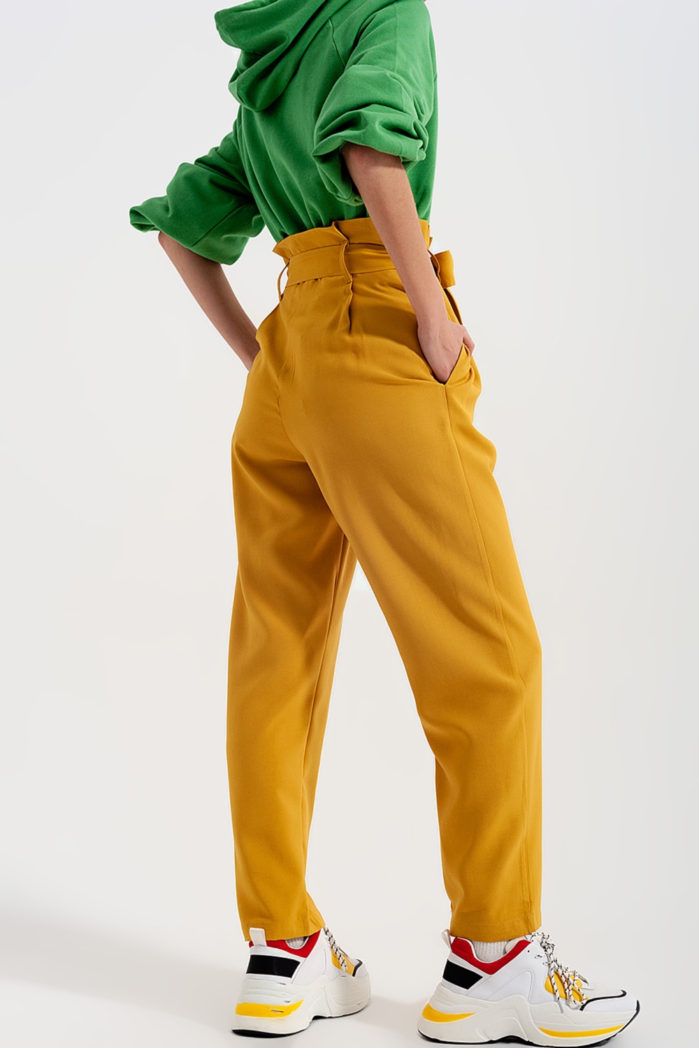 Pantalones paperbag con cinturón y tiro alto en amarillo Pantalones paperbag con cinturón y tiro alto en amarillo