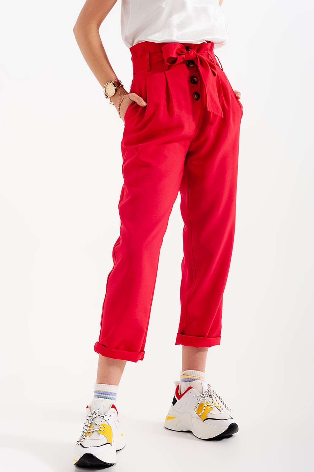 Pantalones paperbag con cintur&oacute;n y  tiro alto en rojo