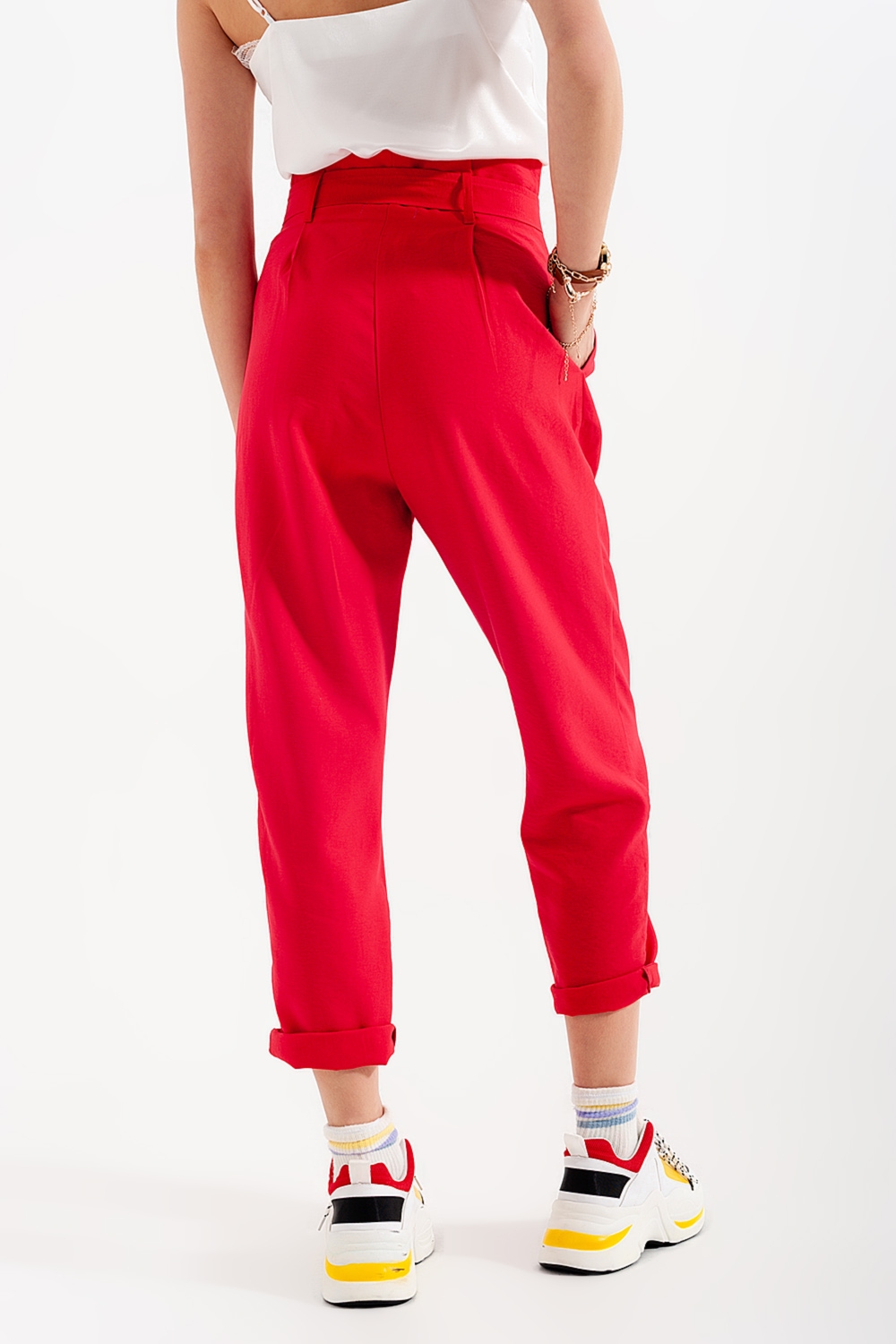 Pantalones paperbag con cintur&oacute;n y  tiro alto en rojo
