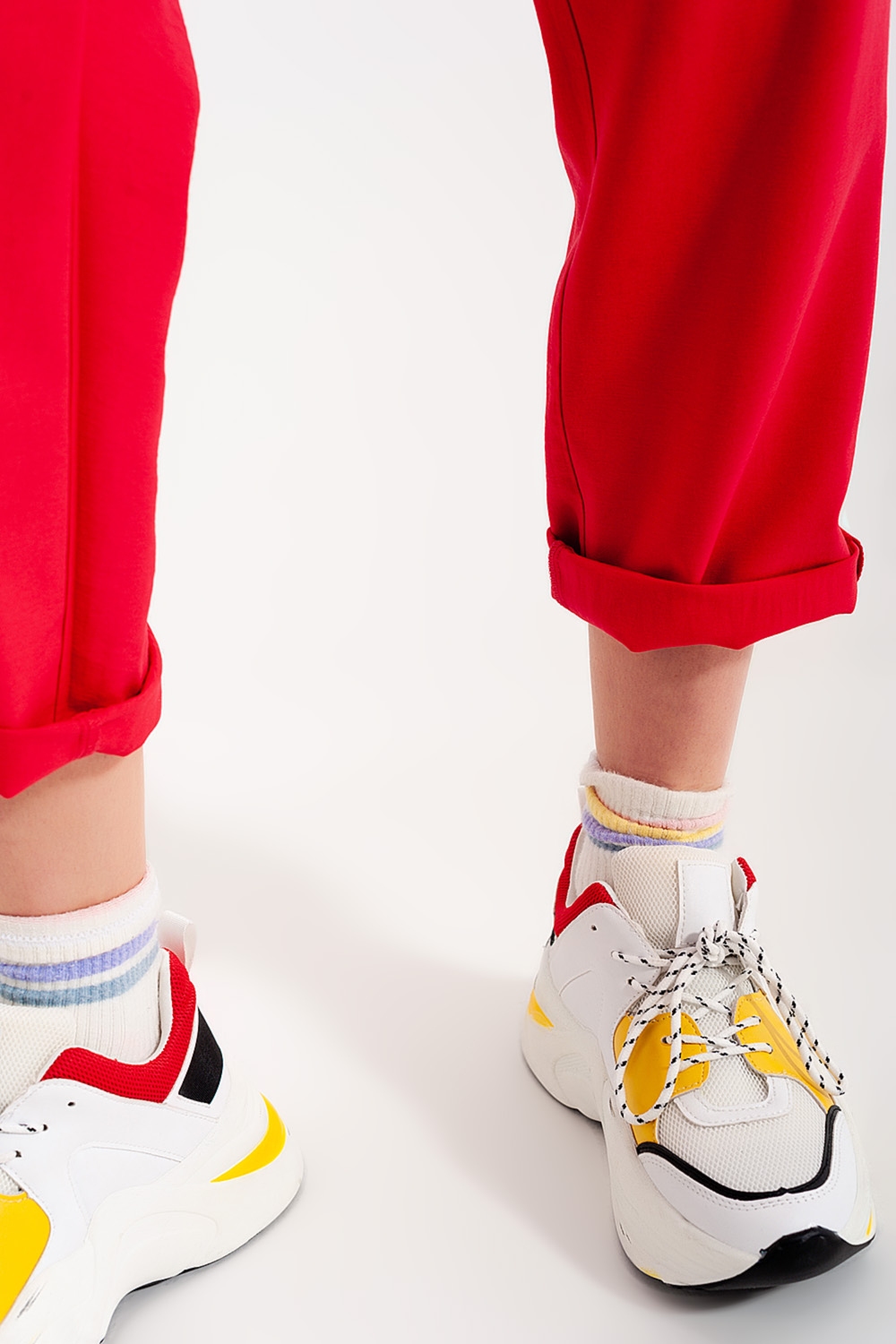 Pantalones paperbag con cintur&oacute;n y  tiro alto en rojo