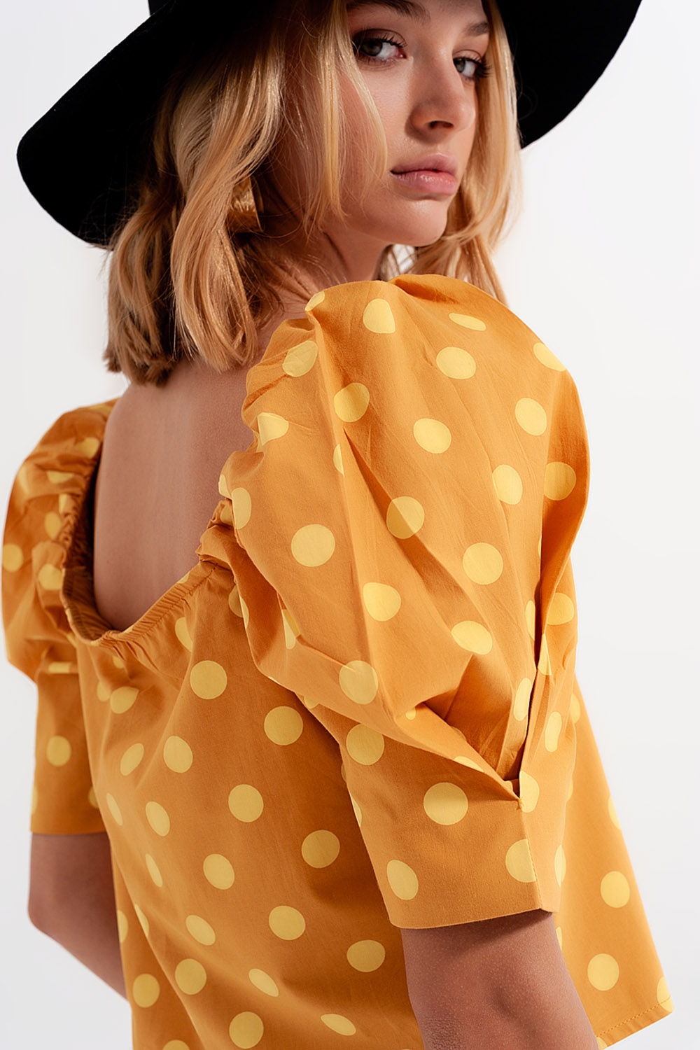 Top con escote cuadrado mangas abullonadas y estampado de lunares amarillo