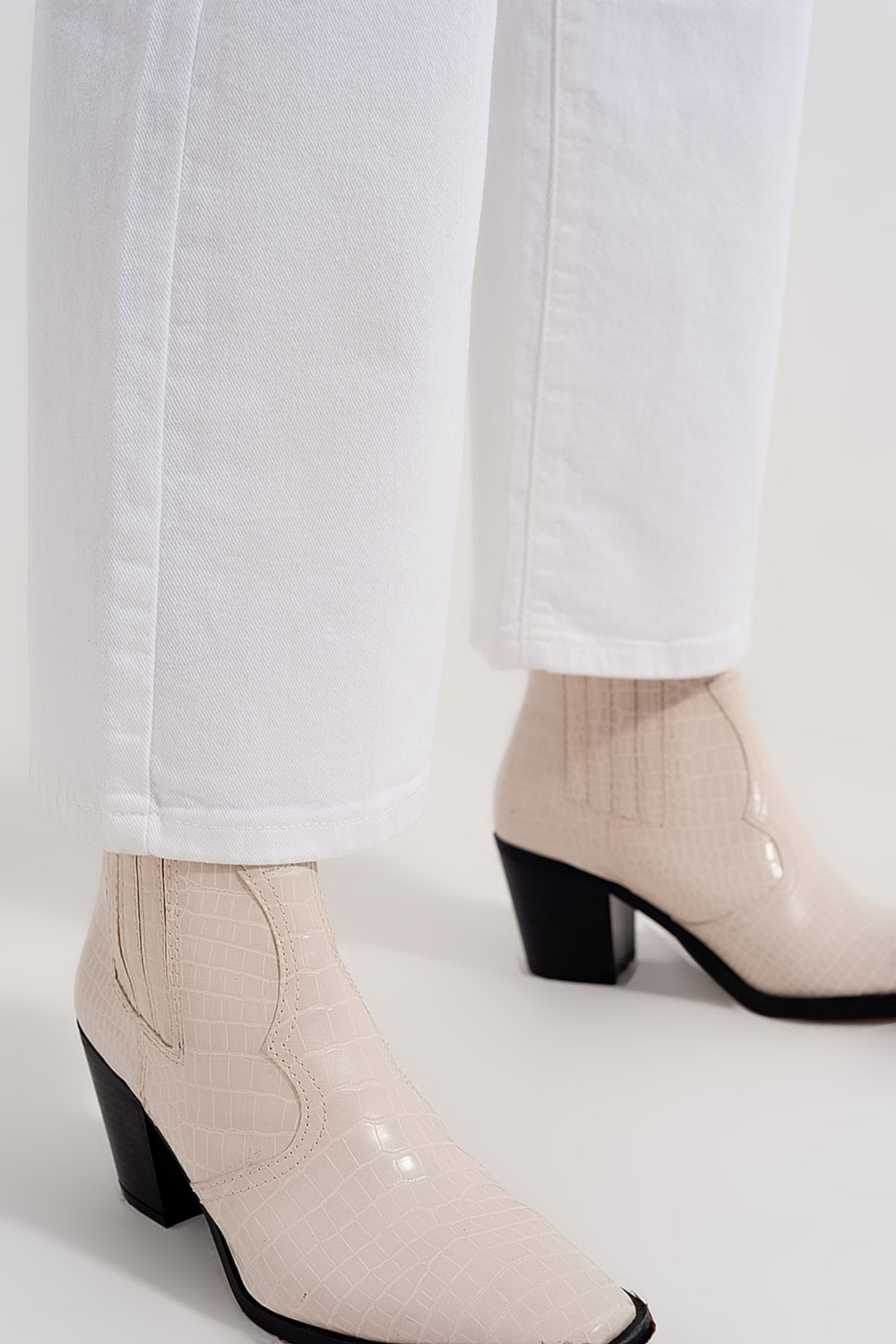 Vaqueros tobilleros de pernera recta en blanco Vaqueros tobilleros de pernera recta en blanco