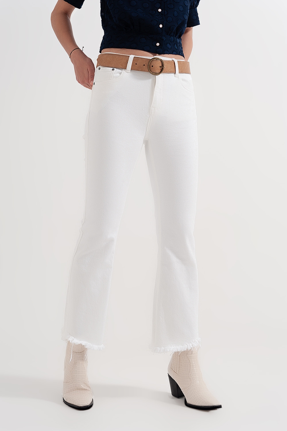 Pantalones rectos en blanco con tobillos anchos
