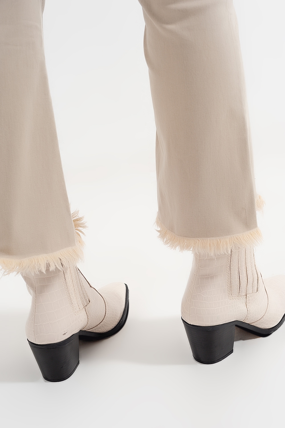 Pantalones rectos en beige con tobillos anchos Pantalones rectos en beige con tobillos anchos
