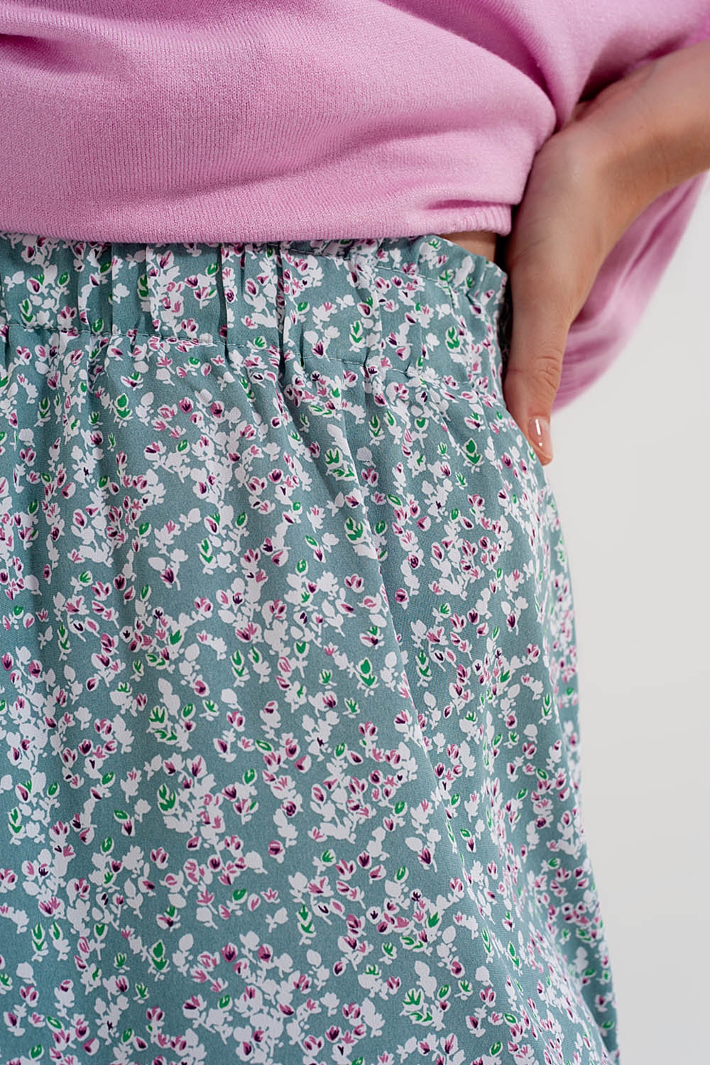 Minifalda verde con estampado floral y volantes Minifalda verde con estampado floral y volantes