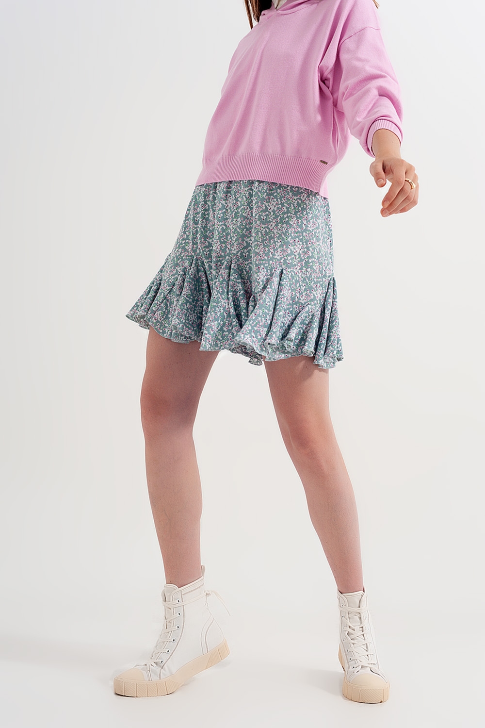 Minifalda verde con estampado floral y volantes Minifalda verde con estampado floral y volantes