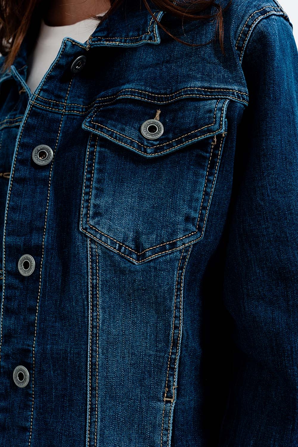 Chaqueta vaquera corta en azul con lavado oscuro Chaqueta vaquera corta en azul con lavado oscuro