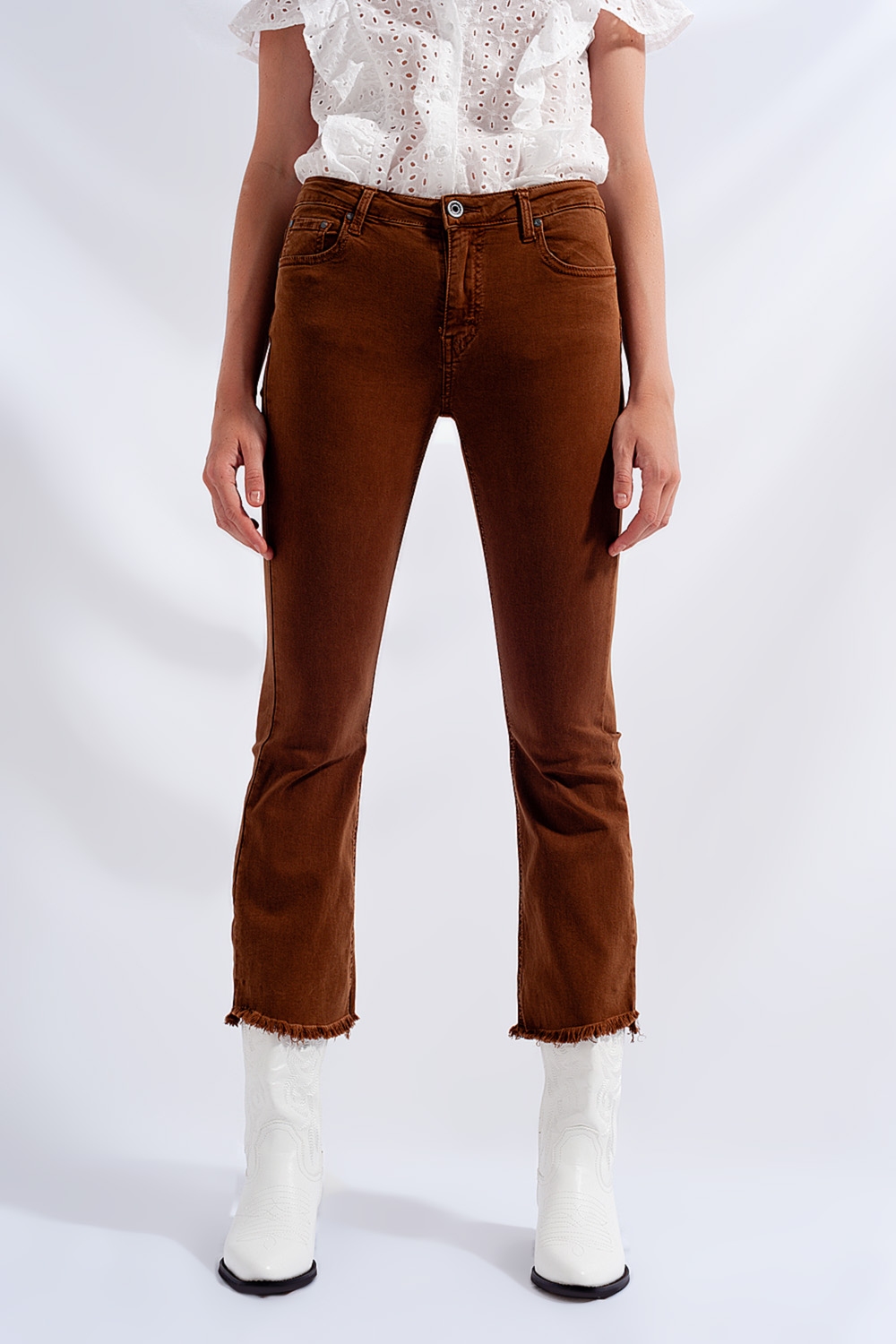 Jeans acampanados con dobladillo sin rematar en marrón Jeans acampanados con dobladillo sin rematar en marrón