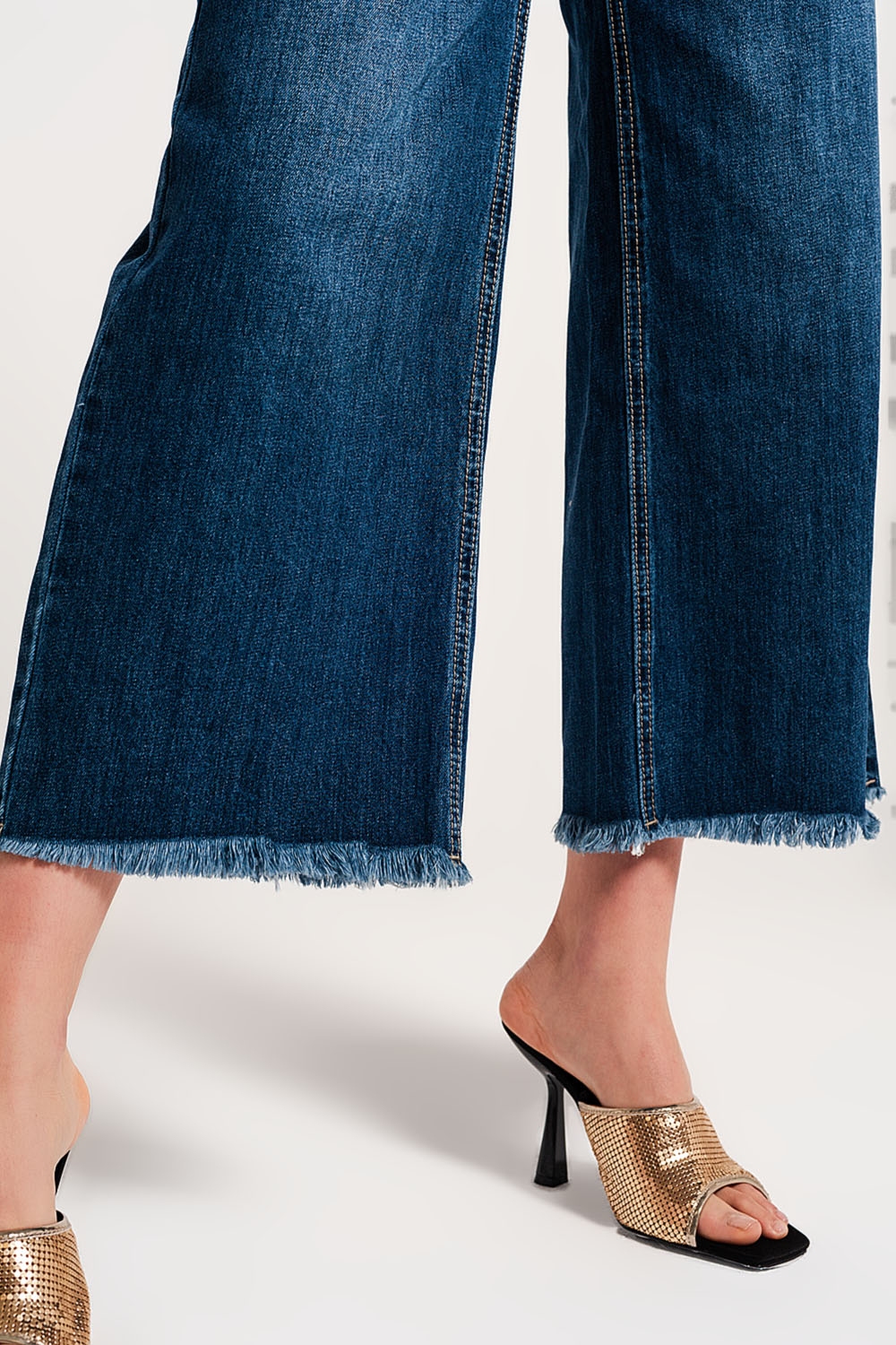 Vaqueros Cropped azul con bajos deshilachados