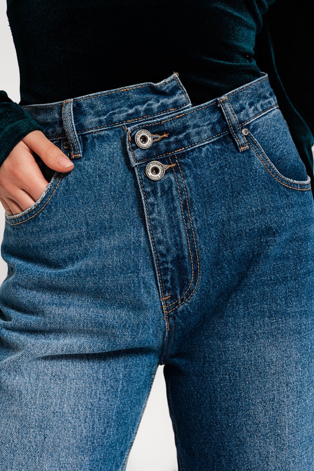 Jeans mom met rechte pijpen en asymmetrische knopen in middenblauw