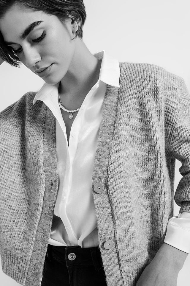 Cardigan cinzento com botões