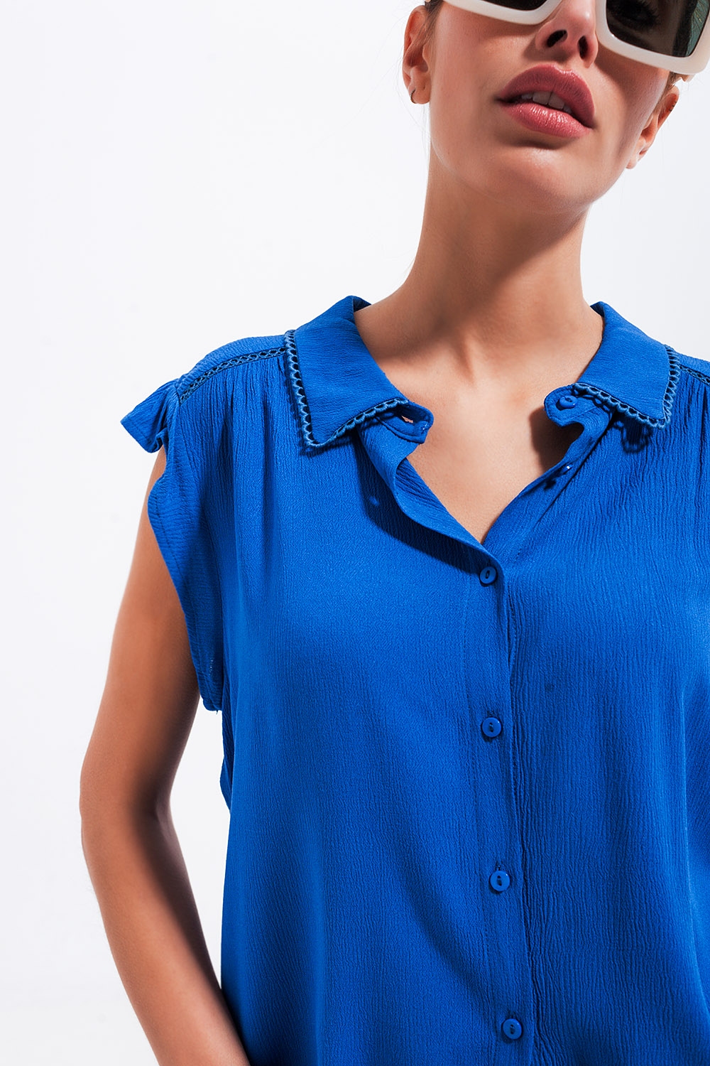 Blusa azul con mangas de volantes Blusa azul con mangas de volantes