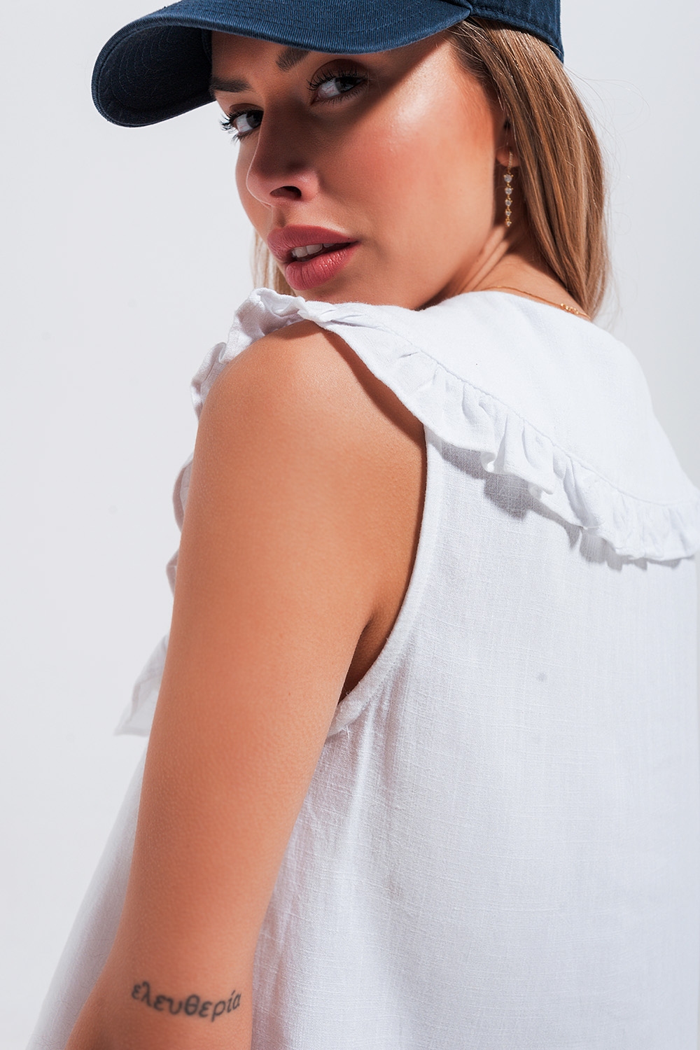 Top corto de corte amplio con cuello tipo babero blanco