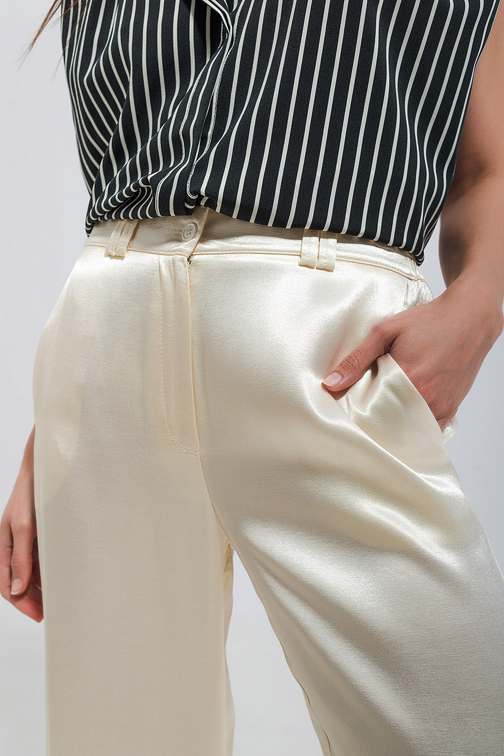 Pantalones de traje de pernera ancha de raso en crudo Pantalones de traje de pernera ancha de raso en crudo