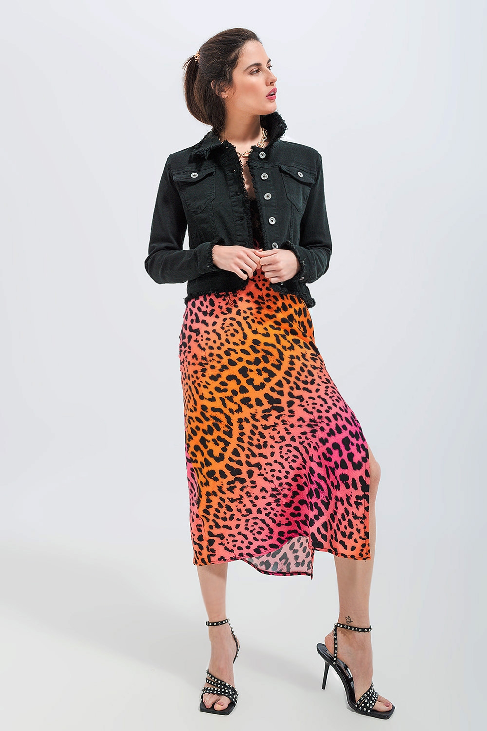 Chaqueta vaquera negra con bordes sin rematar Chaqueta vaquera negra con bordes sin rematar