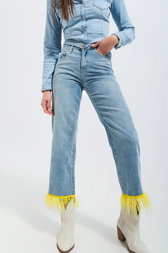Jeans met rechte pijpen en gele  kunstveren langs de zoom