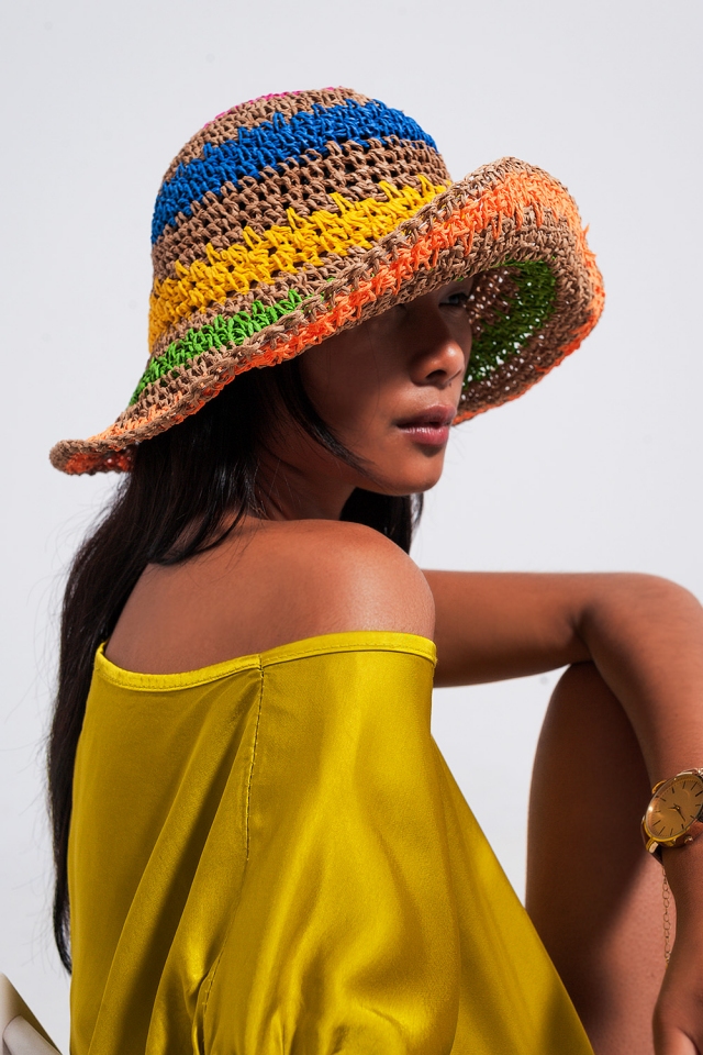 Cappello color naturale con righe a colori