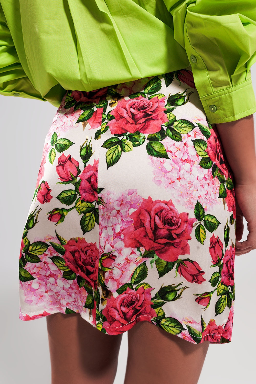 Mini Falda con estampado de rosas y nudo en la parte delantera