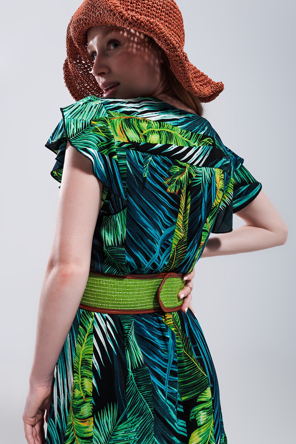 Vestido midi de manga corta y falda escalonada con estampado tropical