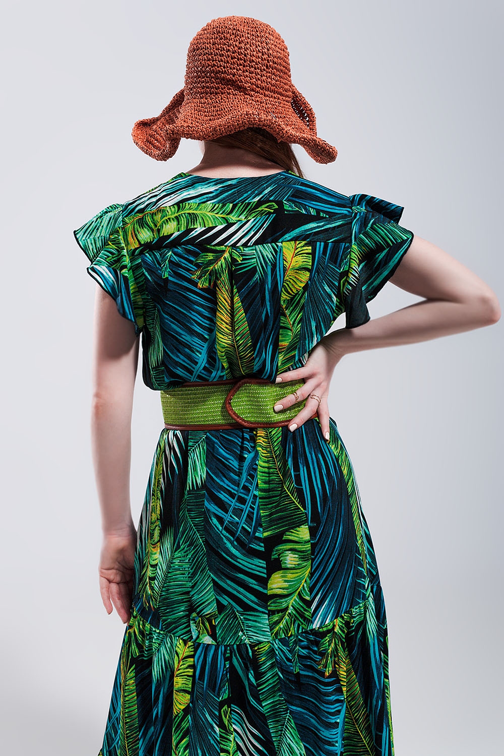 Vestido midi de manga corta y falda escalonada con estampado tropical