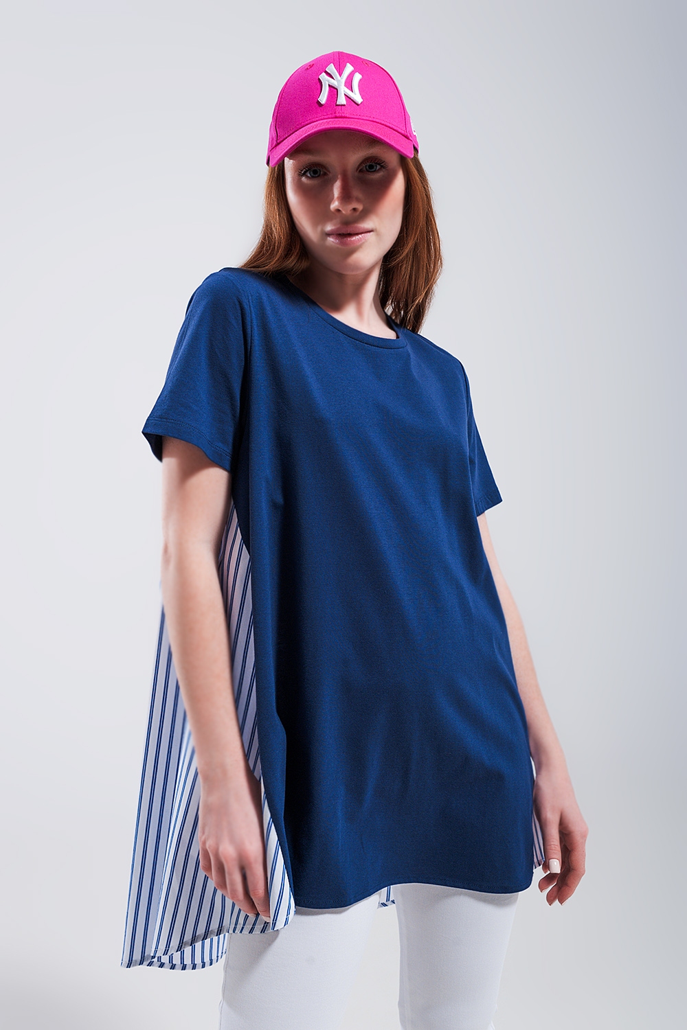 Camiseta azul con diseño dividido Camiseta azul con diseño dividido