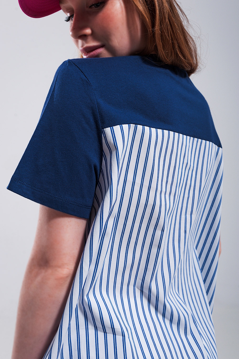 Camiseta azul con diseño dividido Camiseta azul con diseño dividido