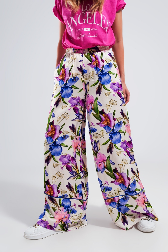Calças de cintura larga bege e cintura alta em estampado floral de cetim
