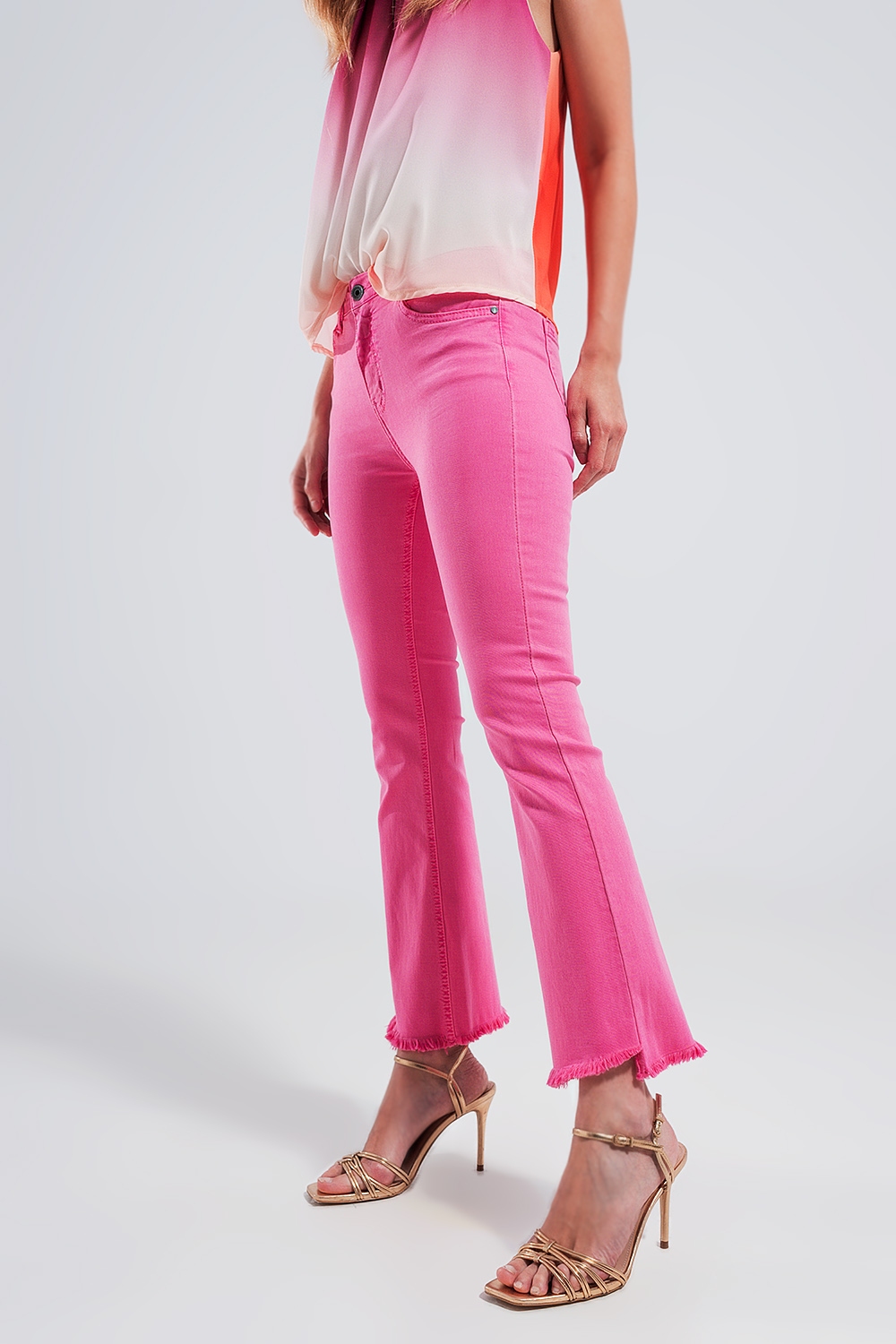 Pantalones rectos en fucsia con tobillos anchos