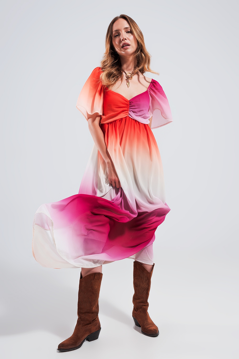 Vestido maxi con dise&ntilde;o degradado y escote coraz&oacute;n fucsia