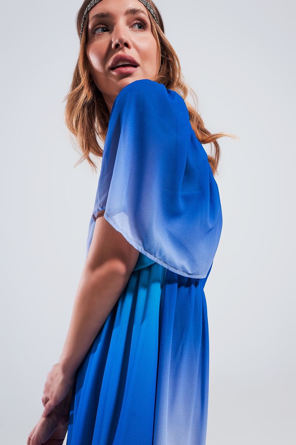 Vestido maxi con dise&ntilde;o degradado y escote coraz&oacute;n azul
