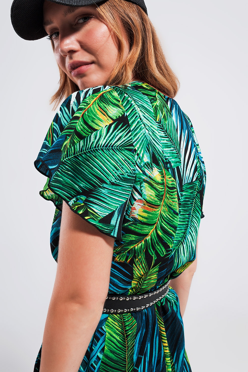 Mono corto verde cruzado con estampado hojas tropicales Mono corto verde cruzado con estampado hojas tropicales