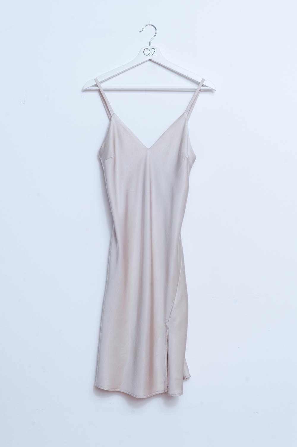 Vestido lencero corto beige con abertura de satén Vestido lencero corto beige con abertura de satén