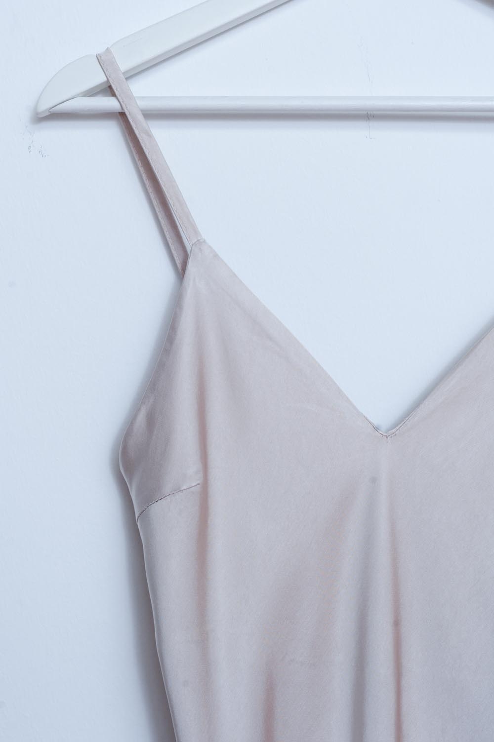Vestido lencero corto beige con abertura de satén Vestido lencero corto beige con abertura de satén