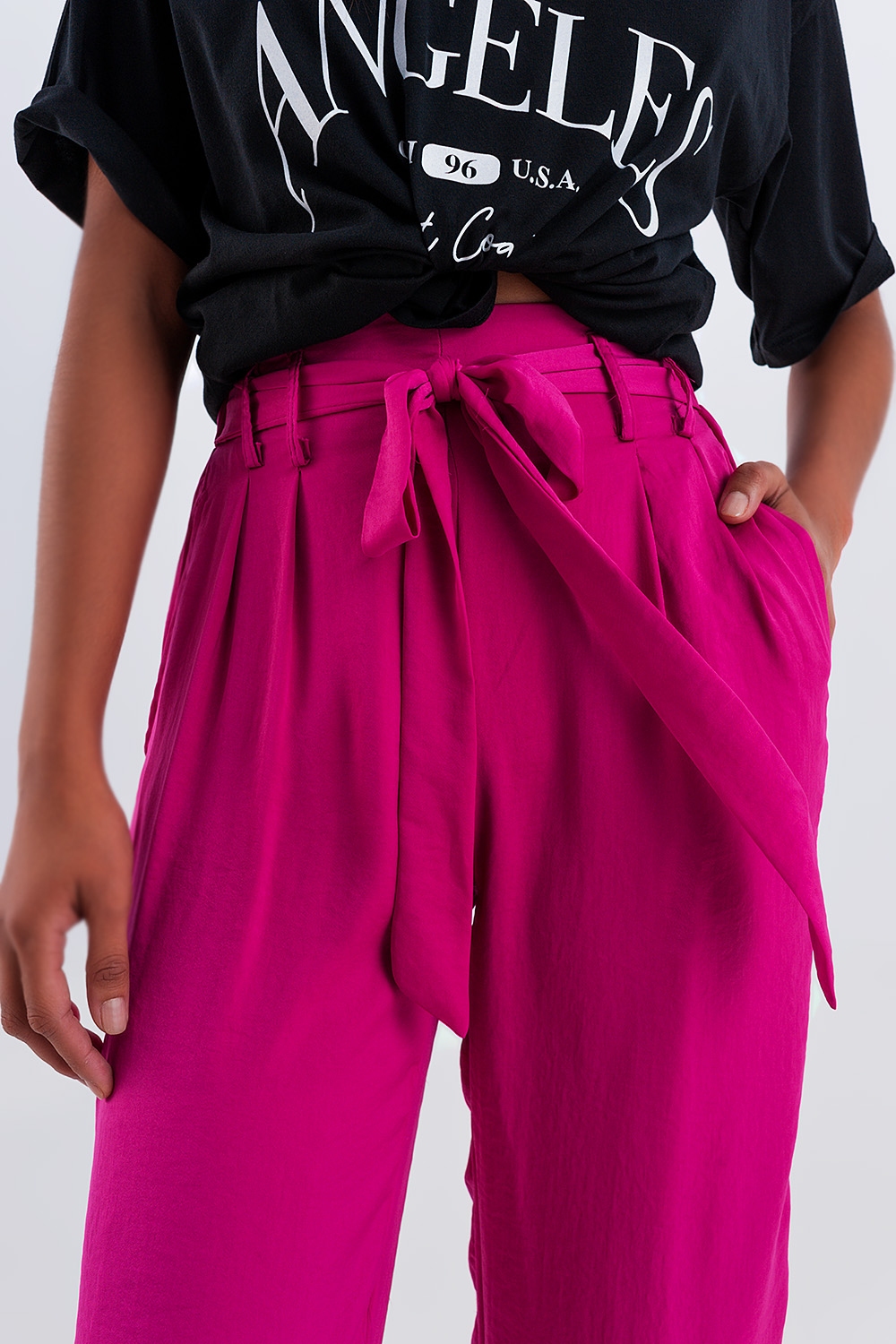 Pantalones fucsia de pernera ancha con cinturón Pantalones fucsia de pernera ancha con cinturón