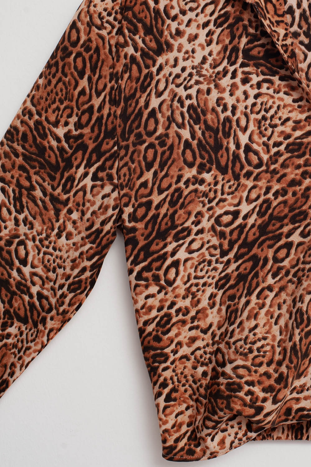 Camisa corta con estampado de leopardo marron