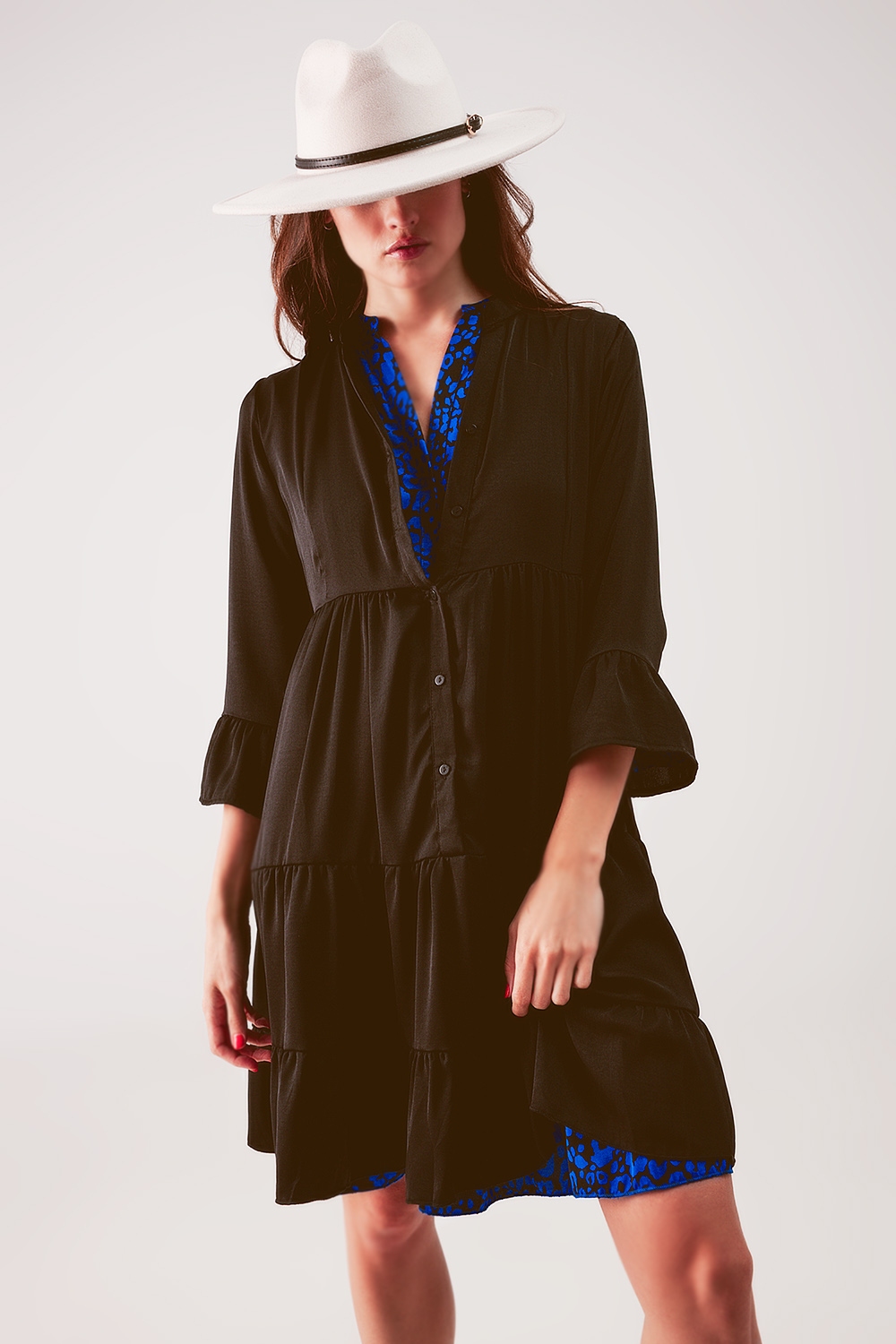 Vestido corto amplio con diseño escalonado en negro Vestido corto amplio con diseño escalonado en negro