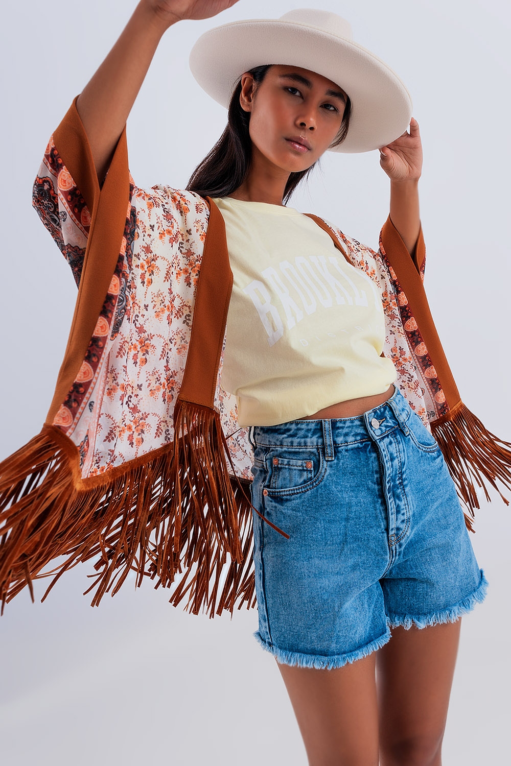Kimono marron estampado con detalle de flecos Kimono marron estampado con detalle de flecos