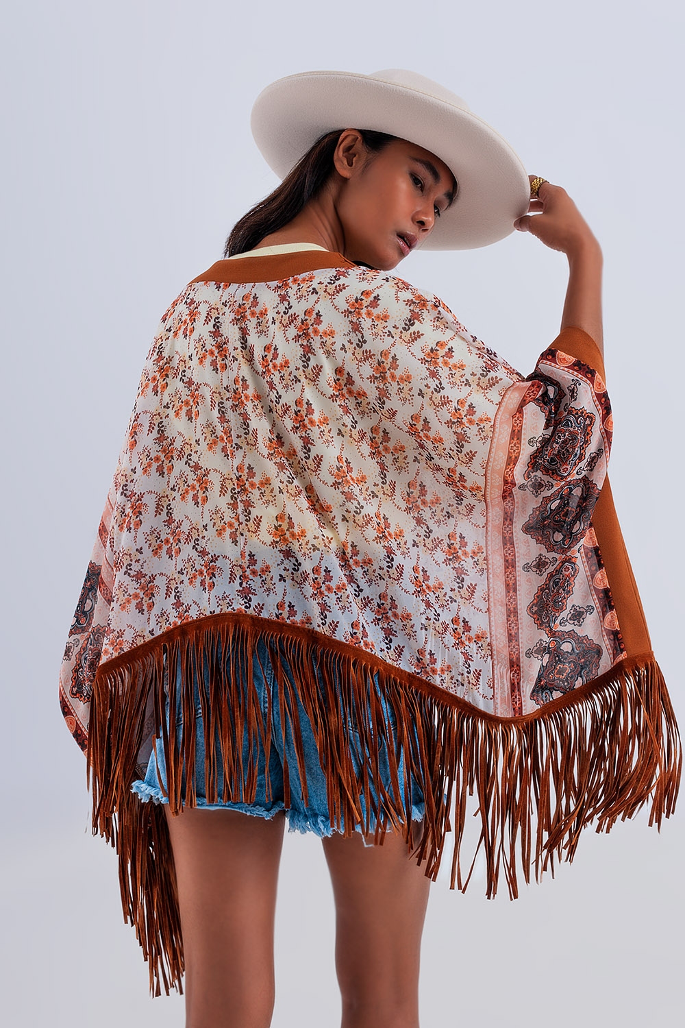 Kimono marron estampado con detalle de flecos Kimono marron estampado con detalle de flecos