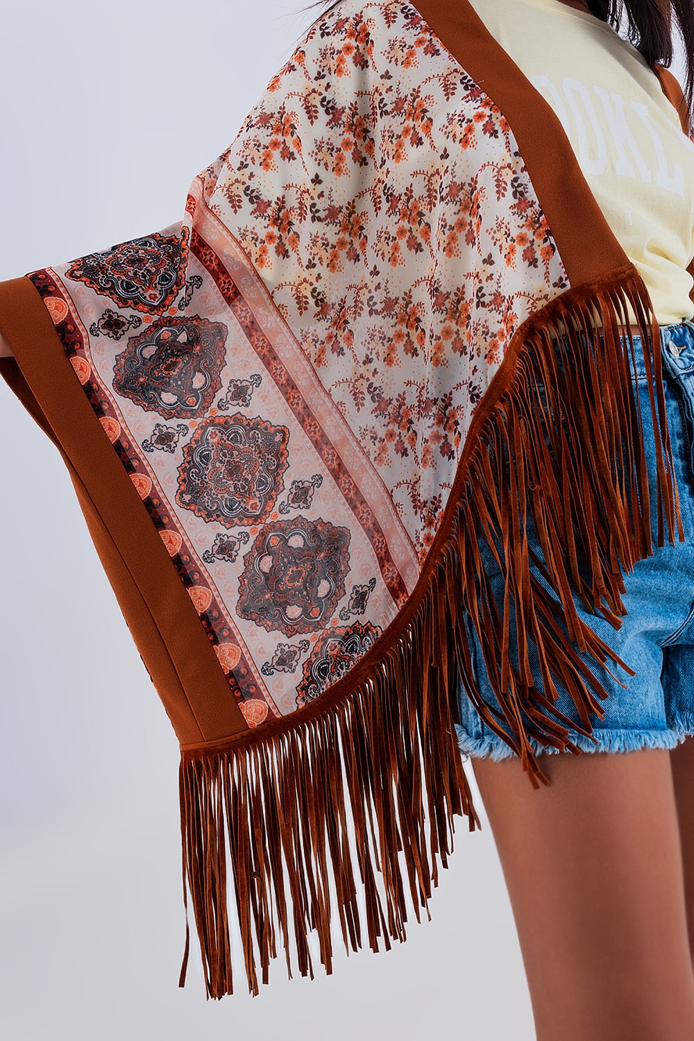 Kimono marron estampado con detalle de flecos Kimono marron estampado con detalle de flecos