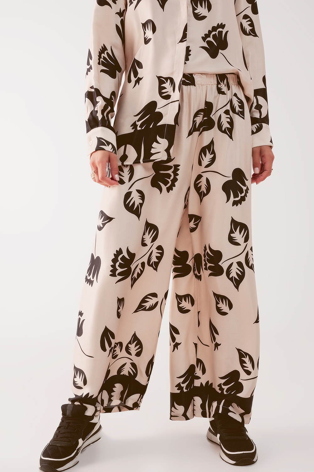 Pantalones crema el&aacute;sticos de pernera muy ancha