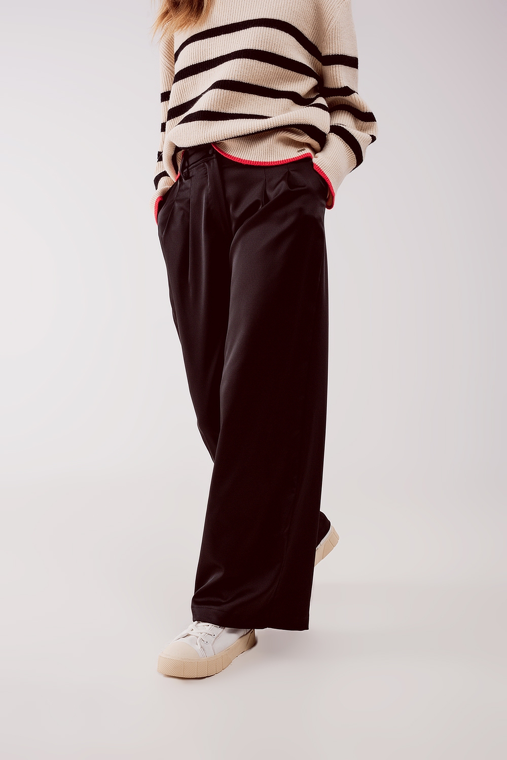 Pantalones palazzo con pinzas en negro Pantalones palazzo con pinzas en negro