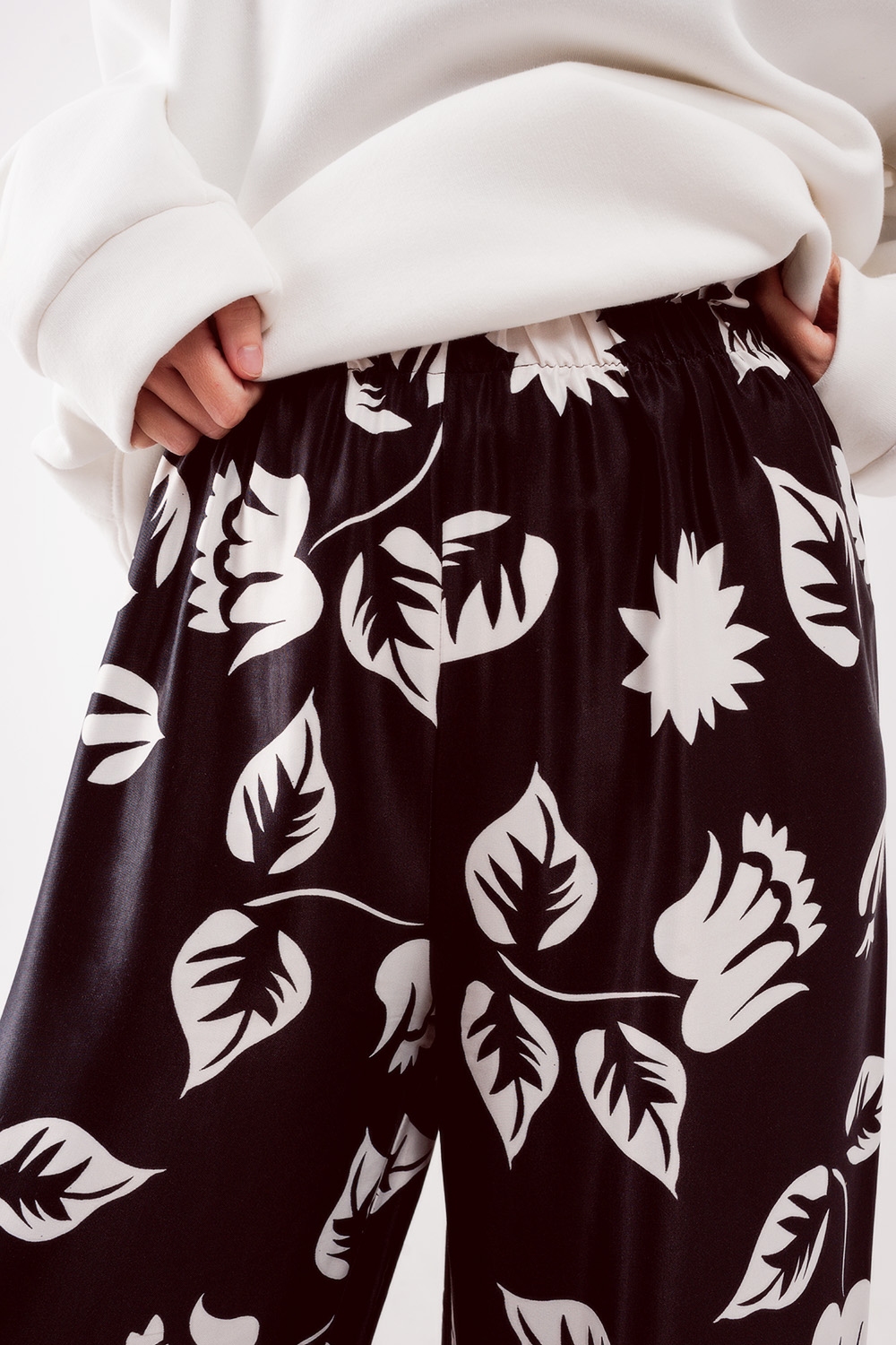 Pantalones negros elásticos de pernera muy ancha Pantalones negros elásticos de pernera muy ancha