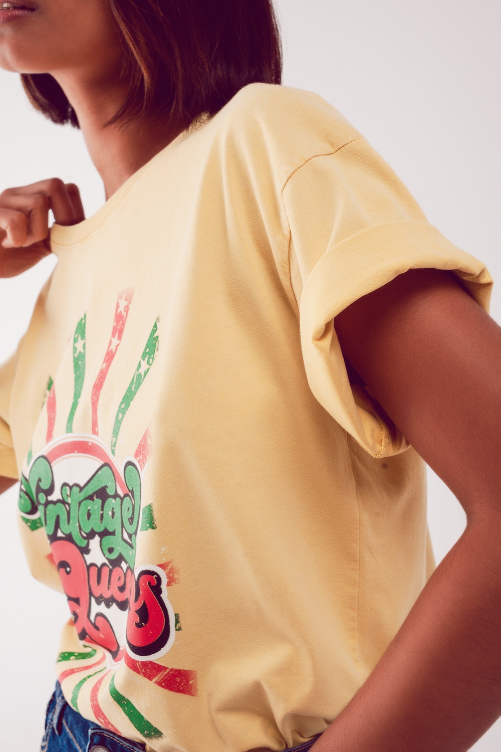 Camiseta casual con estampado gr&aacute;fico de Vintage Queens en amarillo