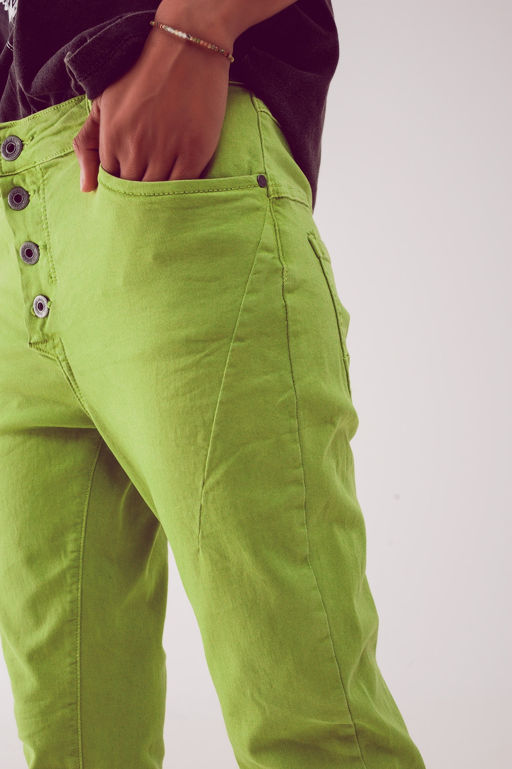 Vaqueros pitillo color verde con botones a la vista Vaqueros pitillo color verde con botones a la vista