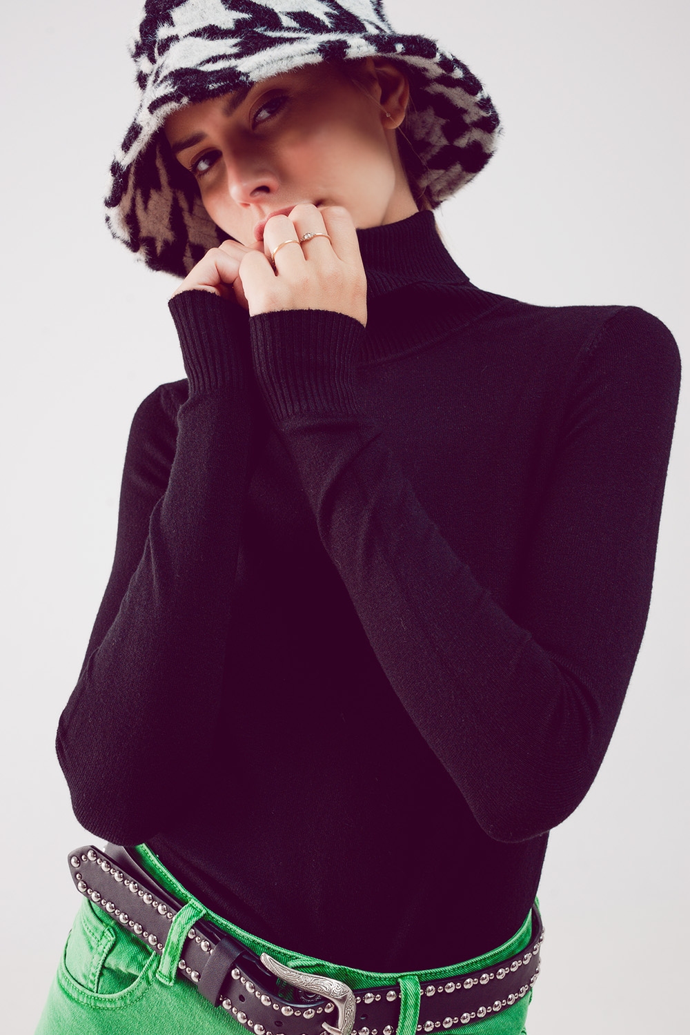 Jersey negro con cuello alto Jersey negro con cuello alto