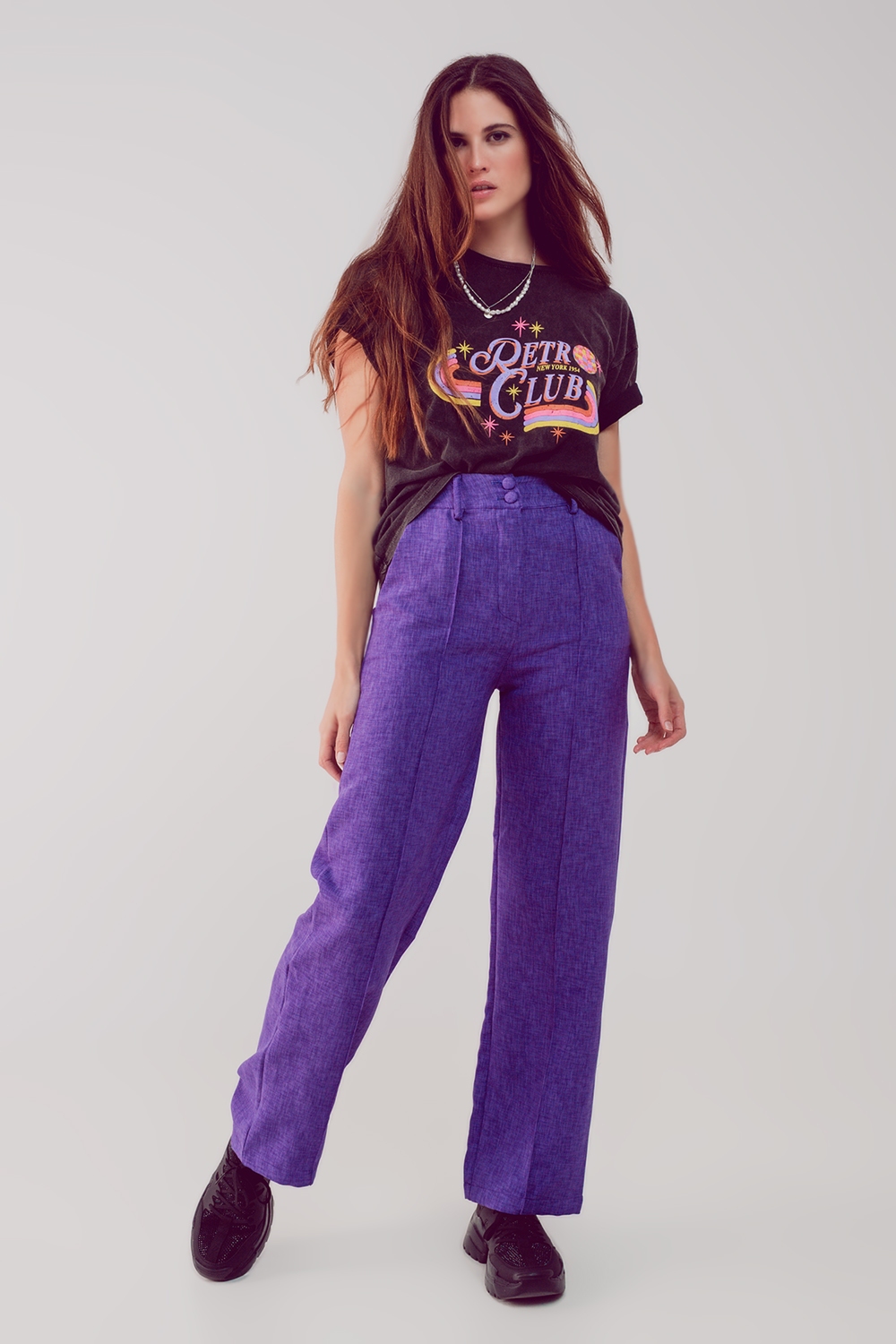 Pantalones morados de corte sartorial y pernera recta Pantalones morados de corte sartorial y pernera recta