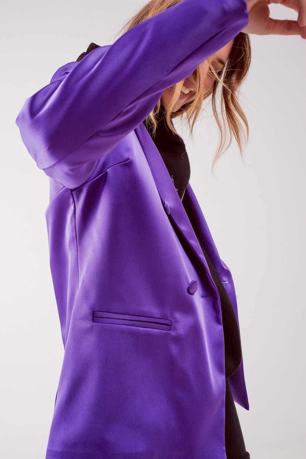 Blazer morado con doble botonadura de sastre de sat&eacute;n