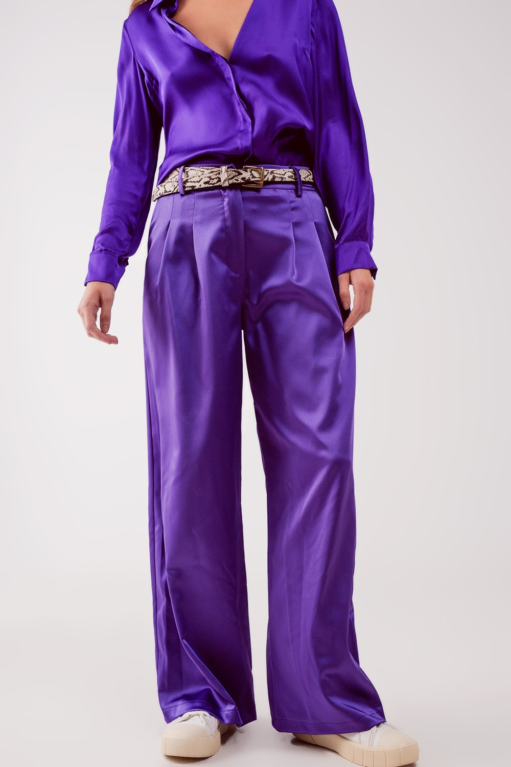 Pantalones palazzo con pinzas en morado Pantalones palazzo con pinzas en morado