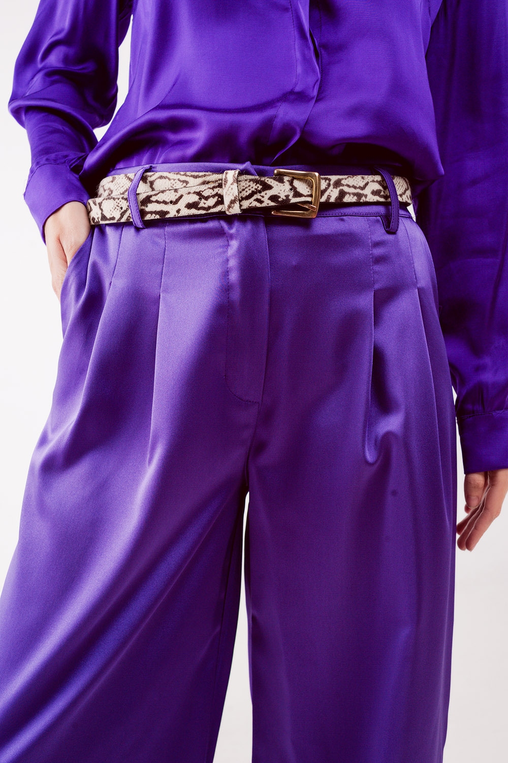 Pantalones palazzo con pinzas en morado Pantalones palazzo con pinzas en morado